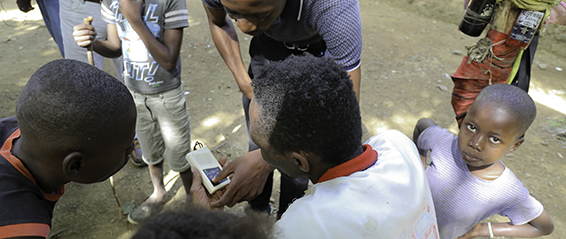 Un membre d'&eacute;quipe d'&eacute;vang&eacute;lisation parlant avec une famille &agrave; Bas-Limb&eacute;, Ha&iuml;ti.